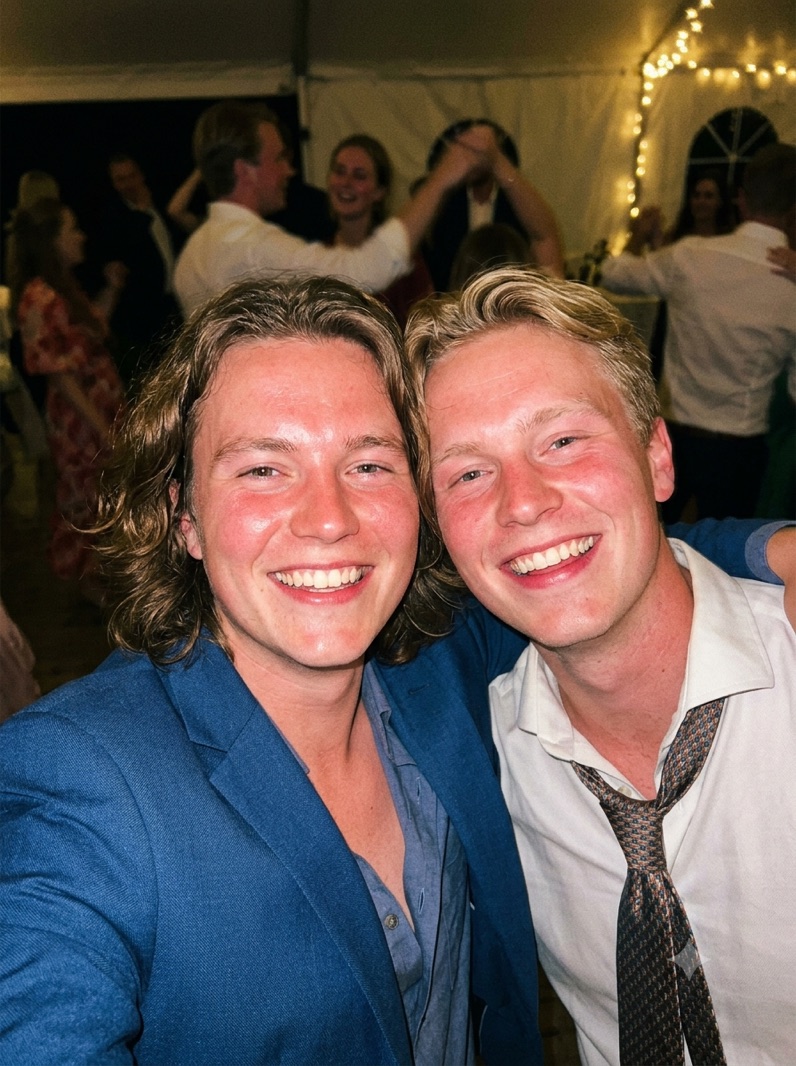 To venner, én dansegulv, og et slips der havde en lang aften foran sig.